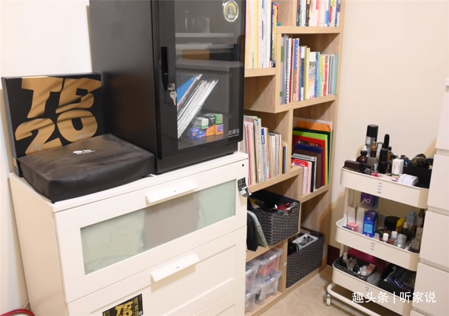 姑娘|“囤积癖”姑娘10㎡卧室,衣服堆积如山,3名整理师8小时打扫干净