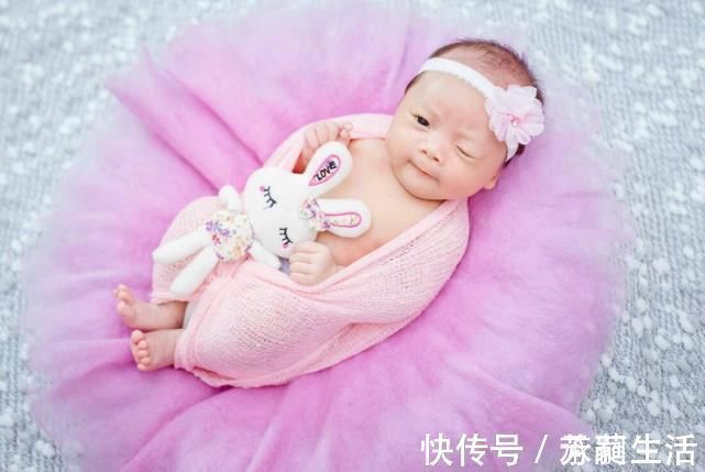 纪念|“满月照”成新时尚,父母本是为纪念,殊不知娃可能在默默遭罪