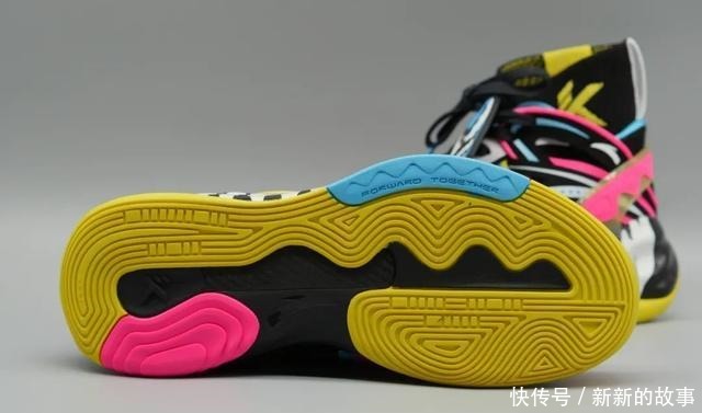 联名还降价的国产好鞋!安踏-漫威联名全系列开箱