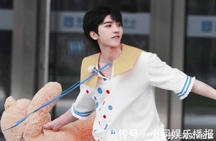 蔡徐坤到底有多高？在他手里小小的玩具熊，粉絲拿著卻“變了樣”