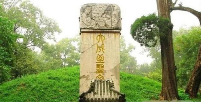 大臣|康熙不跪孔子,大臣慌忙找了个布遮住1个字,立刻乖乖跪下了