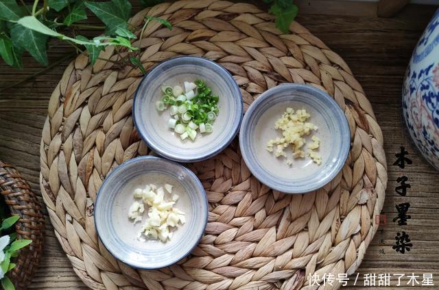 下饭|白菜这种做法,又鲜又香又下饭,不爱吃菜的她,都吃到不停口