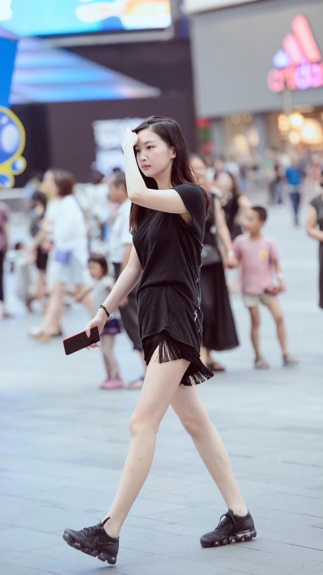 黑色的穿搭|街拍:肤如凝脂的美女,黄色外套配黑色短裙,时尚魅力女人味