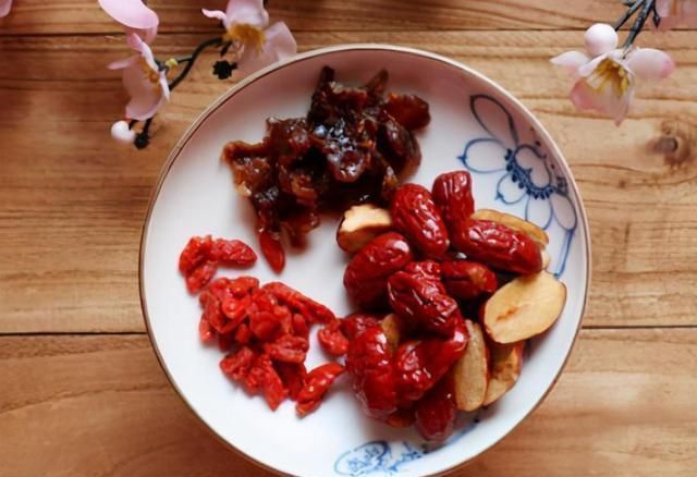 鲜肉|一鸽胜九鸡,冬日炖一碗鸽子汤,汤鲜肉嫩不腥,这样做营养更滋补