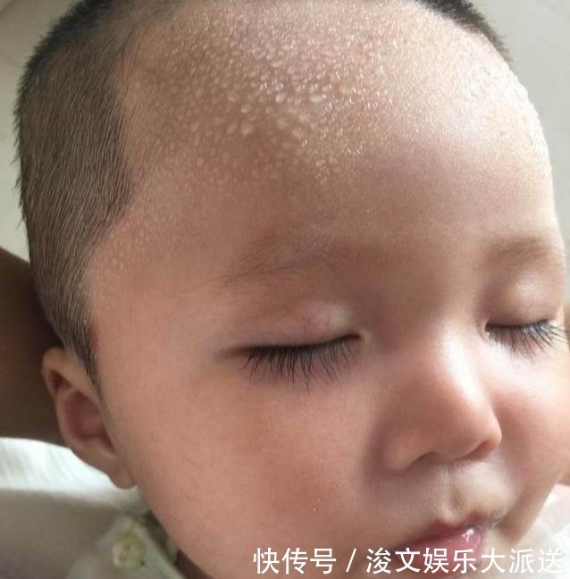 补充水分|宝宝睡觉满头大汗,是热的还是缺钙父母不要忽视出汗几大原因