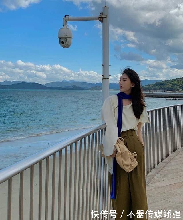 显高显瘦|普通人的“高级穿法”，粉色衬衫配白色阔腿裤，显高显瘦还洋气
