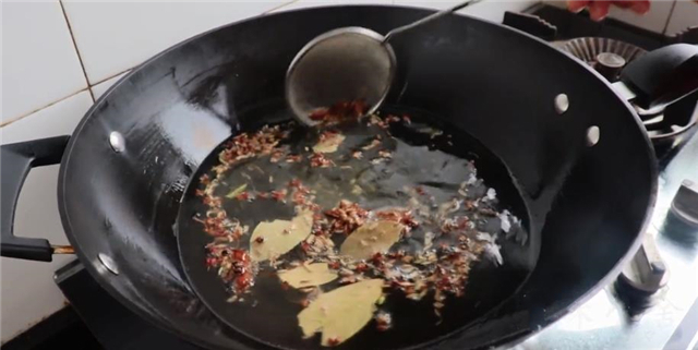 想吃香菇酱不用出去买，在家就能做，鲜香下饭，拌面夹馒头都好吃！