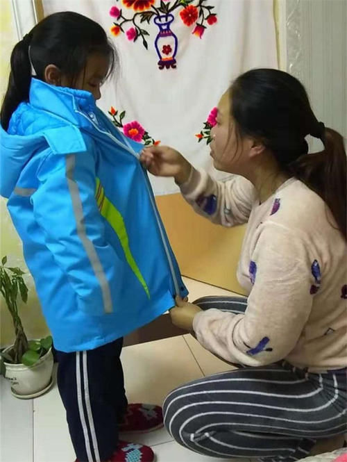 衣物|孩子每次回家都说冷,宝妈怀疑校服有问题,剪开校服后宝妈哭了