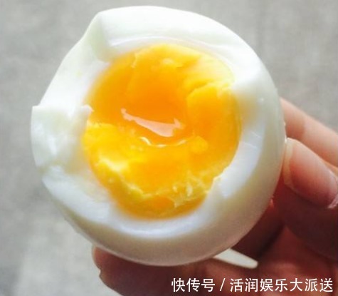 水煮蛋|白水煮蛋时,多加一勺“它”,鸡蛋又香又嫩,还能3秒剥壳