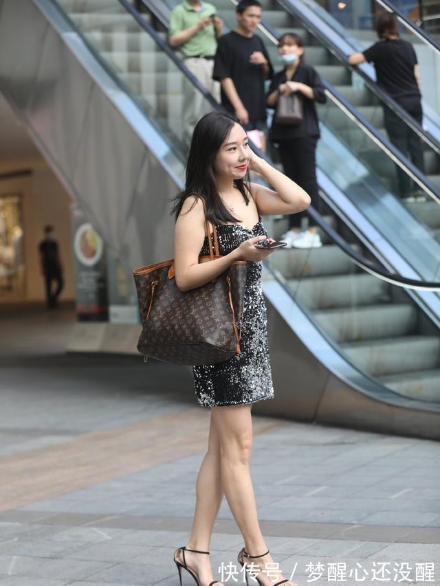 袁泉|有一种女生喜欢穿衣服,打破单调和刻板,我钦佩她