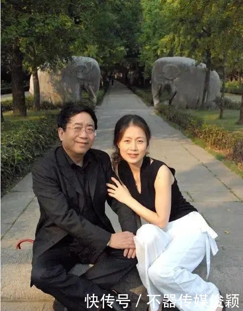 高级|有一种爱情叫做余秋雨和马兰,同样的简约穿搭尽显高级品位