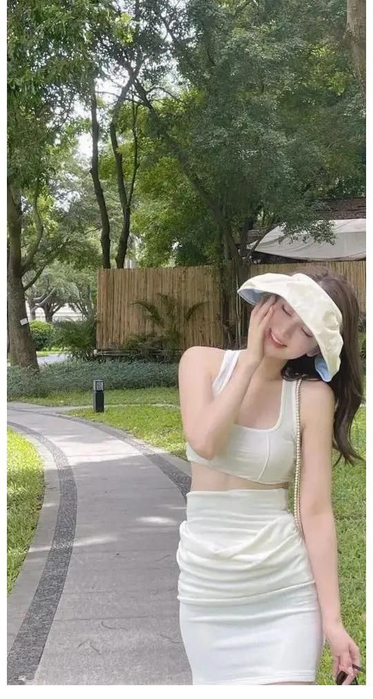 穿搭|食色109——美女穿搭15 挂脖式小背心与修身半身包臀裙