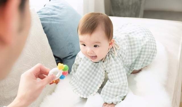 小动作|7、8个月的孩子会爬就行?宝宝手上有这3个小动作,才是真聪明