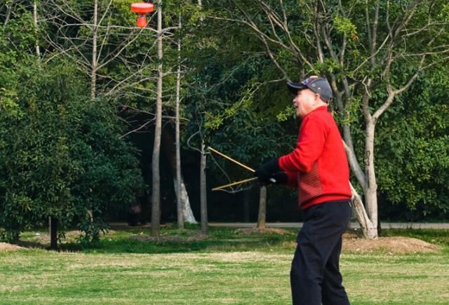 为什么很多老年人总手抖？告诫大家：3个病因不容忽视，请速看