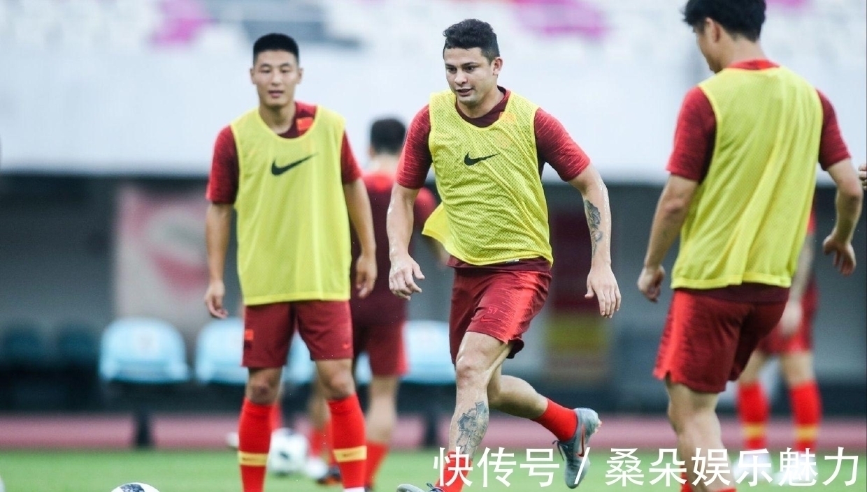 艾克森|国足胡尔克诞生！32岁锋霸主动求变激活武磊，早该这么踢了！