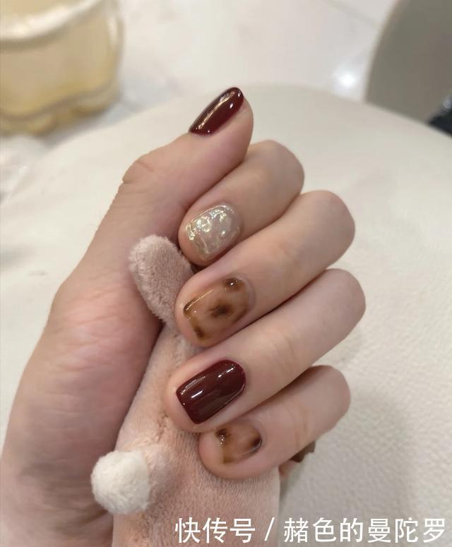 元气满满|新年美甲盘点,焦糖豹纹温柔又气质,红色喜庆正应景,你喜欢哪个