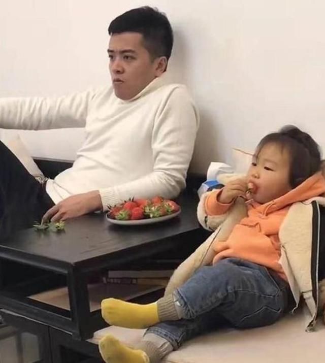 爸爸|卑微宝爸伺候“贵妃女儿”吃草莓,小心翼翼的样子,让人哈哈大笑