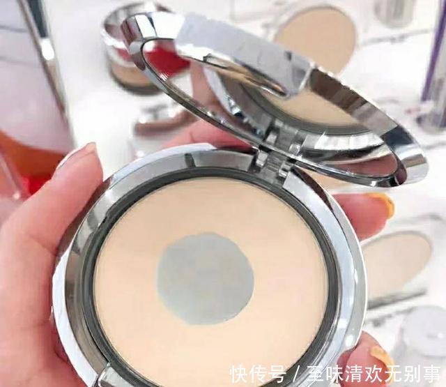 平价里面也有精品,倩碧腮红上脸很减龄,香缇卡粉饼哑光不拔干