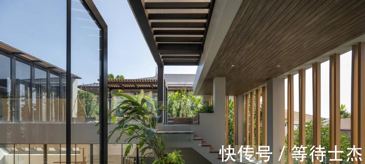 露台花园|满足了我对豪宅想象!下有庭院泳池,上有露台花园,在家照样度假