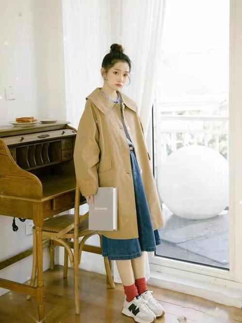 白色的衬衫搭配上百褶裙，搭配出一种学院风的感觉，可甜可盐