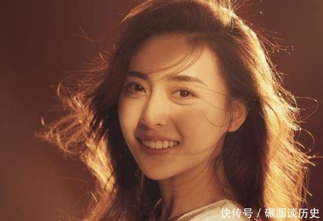 23岁张舒越主持春晚被嘲笑,是观众吹毛求疵,还是她才不配位?