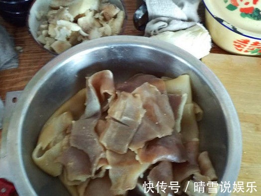 小伙带女友回农村老家,准公公特意做了个拿手菜,姑娘一口不吃