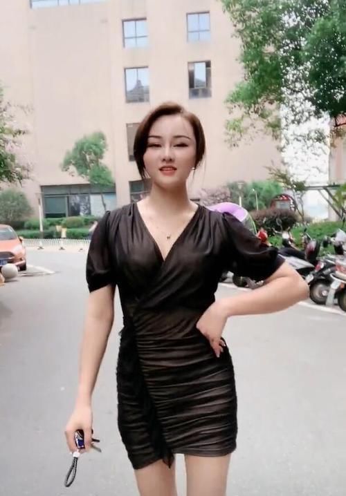 大长腿|干净白皙的女孩，穿搭一身黑色，反映“冷艳”气质