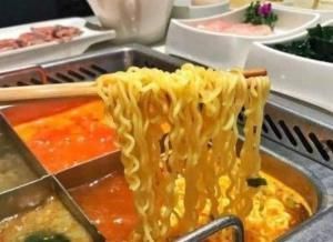 不让|去海底捞用餐,食客自带泡面,却被告知不让用餐,除非签了它
