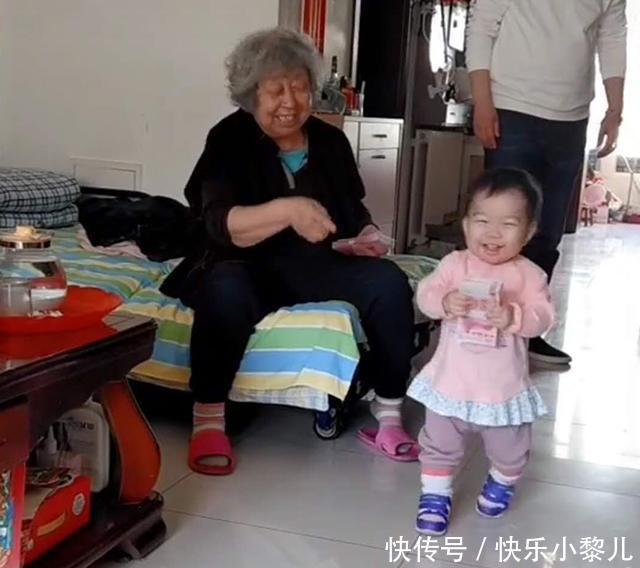 宝宝|奶奶“打赏”孙女零花钱,孙女财迷模样萌翻了,网友可爱的过分