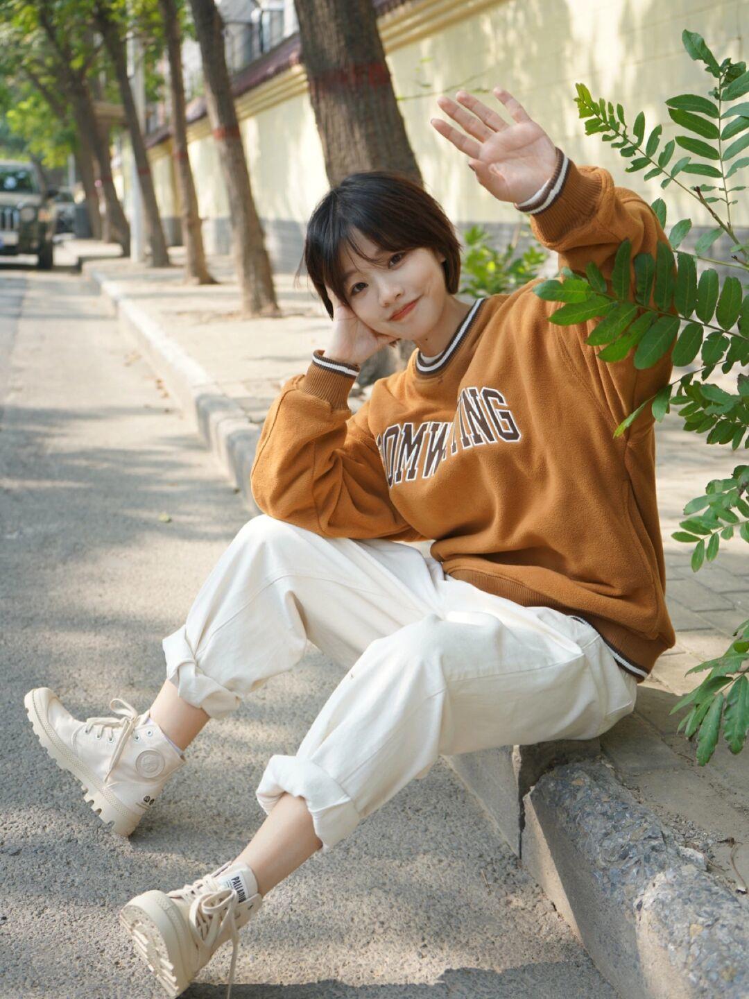 卫衣|秋冬卫衣怎么选?脏橘色字母卫衣,穿上身减龄又时髦!