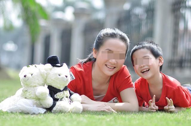 妈妈|2岁孩子没爹没妈，光脚在地上走路，奶奶：想妈妈时就让姑姑抱他