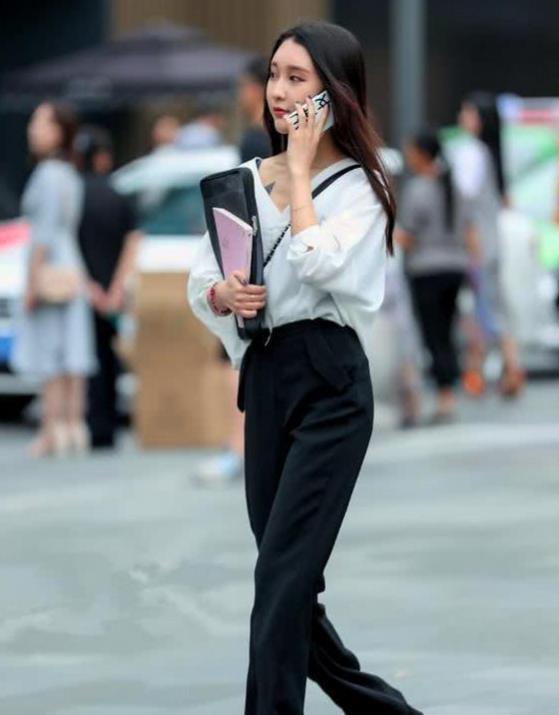 抹胸|长发披肩的小姐姐,身穿深蓝色的抹胸连衣裙,看上去十分的苗条