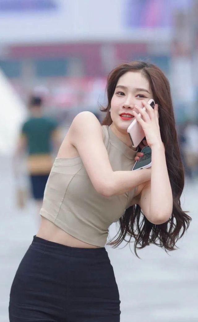 牛仔裤|浅灰色针织上衣搭配牛仔裤,修身效果得到很好体现,看上去时尚又可爱