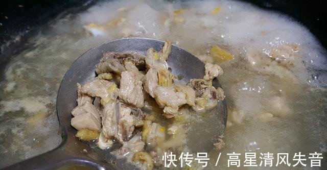 板栗营养丰富，和鸡肉搭配，鲜美又下饭！