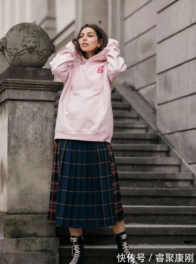 随性|卫衣+半裙=早秋最火混搭套路，时髦又有女人味