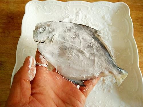 香煎小鲳鱼：别看这鱼不大点，但煎完的香味是真大