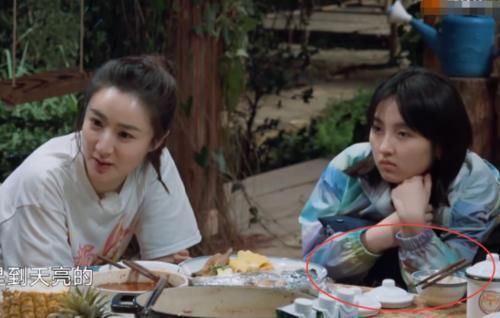  别人|别人都张大嘴啃大酱骨，谁注意张子枫的吃法？是女明星最后的体面