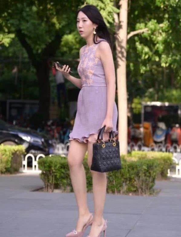 街拍：气质高雅的美女，白色上衣配半身裙，气质十足