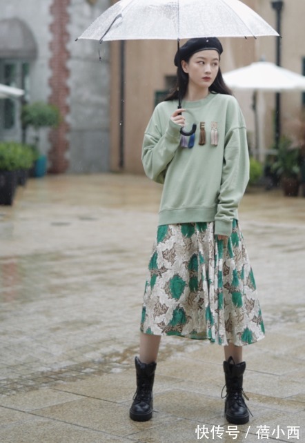 牛仔裤 卫衣才是春季的搭配王者,配裤子、裙子都超美,轻松远离老土感