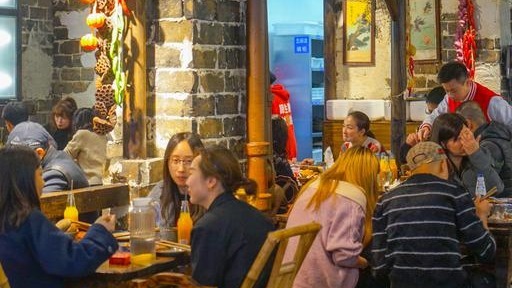 这著名的“美女之城”, “美女”和“火锅”是其两张闪亮的名片