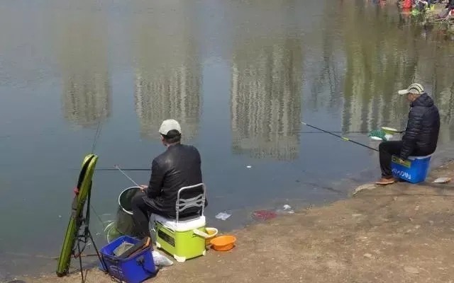 冬季钓鱼讲究人找鱼，学会这样选点打窝，让你狂钓大板鲫