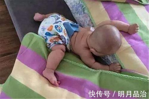 状况|宝宝晚上睡觉喜欢“满床滚”,不是在和你玩,5个苦衷很难发现