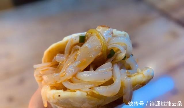 夹凉粉、配肥肠、包红糖,锅盔在四川可不只是个烧饼