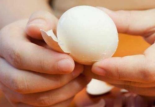 煮鸡蛋时,别只用清水煮多加1步,蛋壳一碰就掉,蛋黄嫩营养好