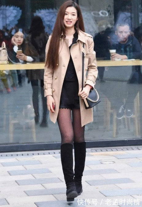 街拍:黑丝搭配长筒靴果然是绝配