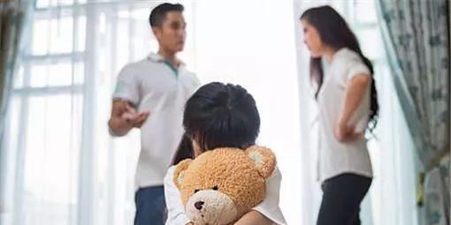 男孩|宝妈有话说,5岁男孩“癖好”太特殊,喜欢摸妈妈这个地方,爸爸看不下去