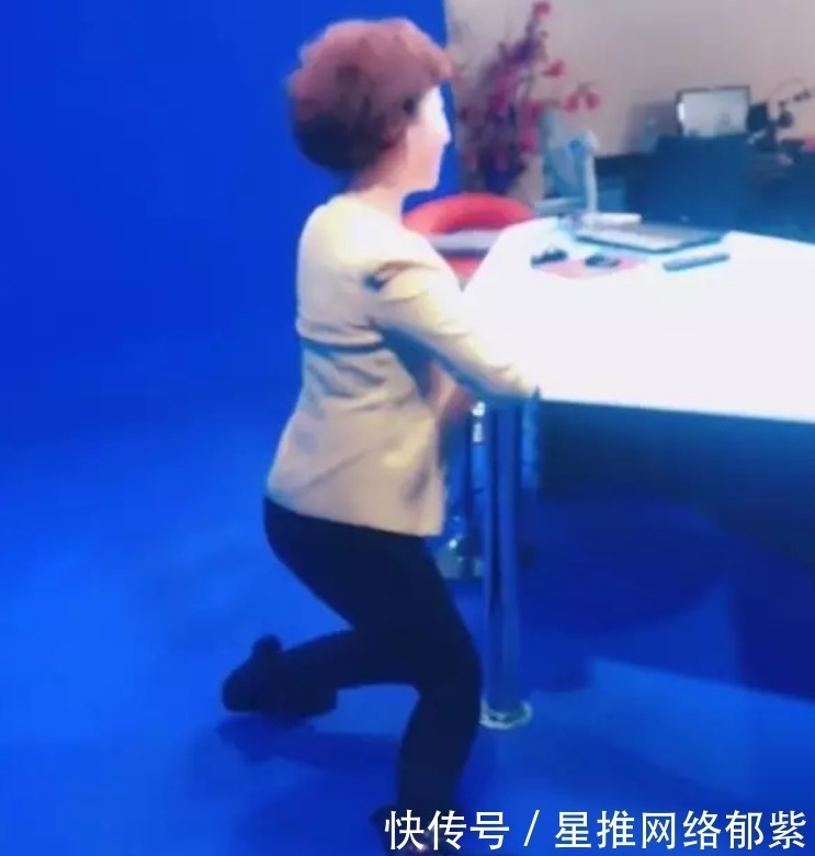 |穿短裤,讲段子,劈叉播新闻:央视主持人的“不正经”,你想不到