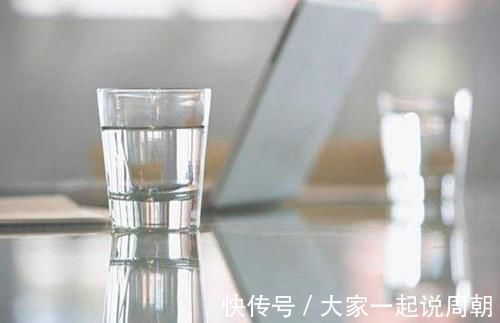 热水|夏天开水烫不能喝？教你4个开水变凉小妙招，只需几秒钟快速变凉