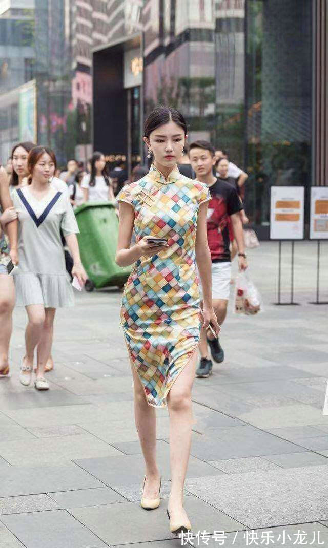 特性|简约优雅的印花连衣裙，即符合小姐姐的年龄，又体现自己的特性