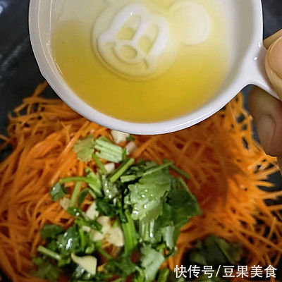 吃了这碗美味家常菜:凉拌胡萝卜,一口下肚感觉超暖